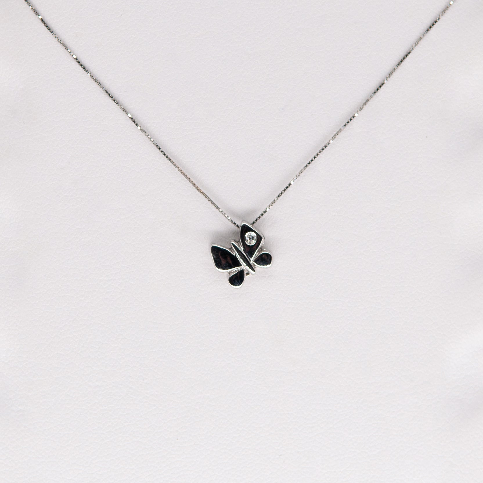 Little butterfly necklace with diamond