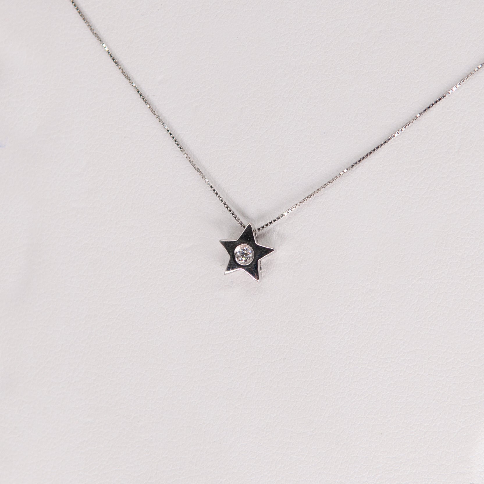 Full star necklace with diamond
