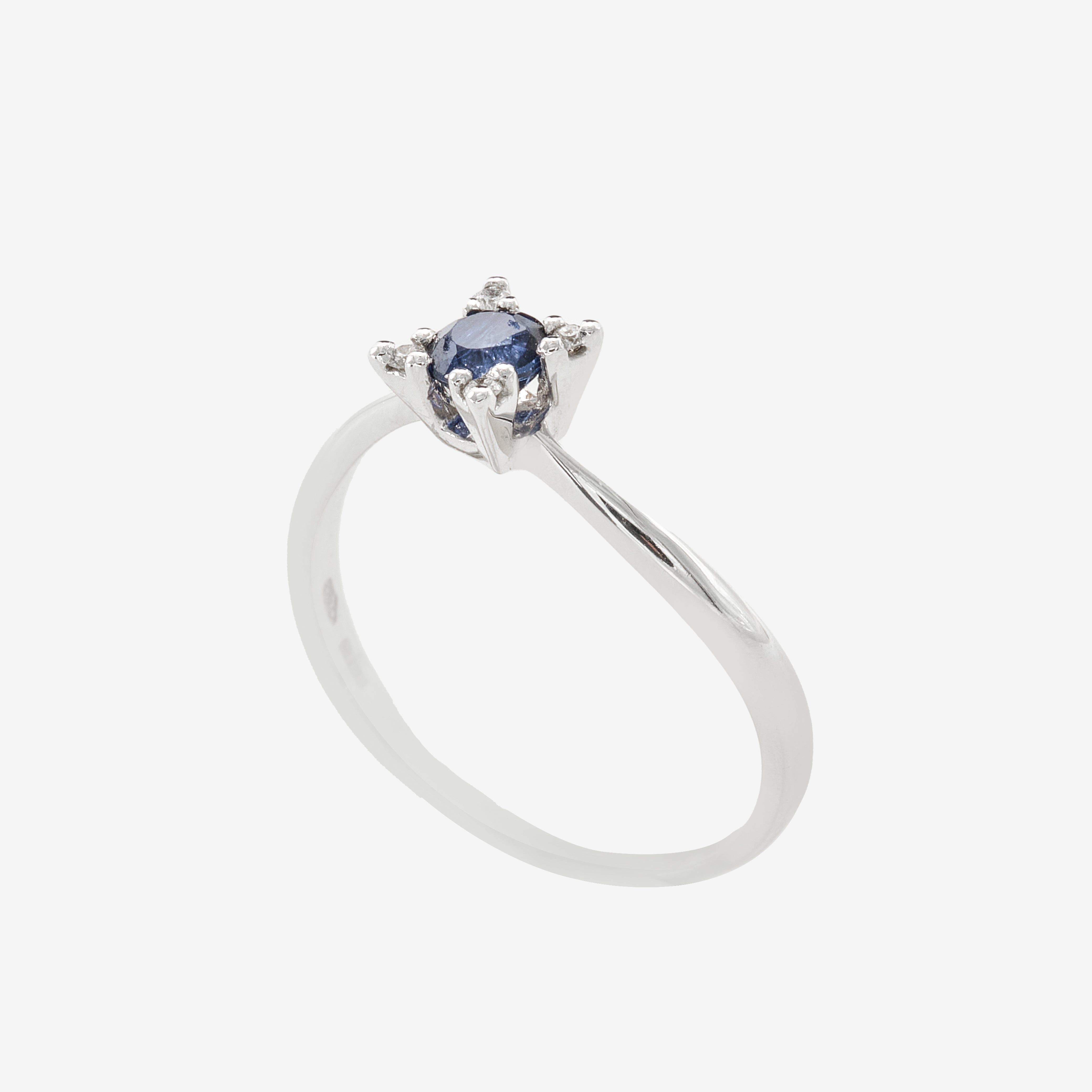 Solitaire Ring with Diamonds and Central Sapphire